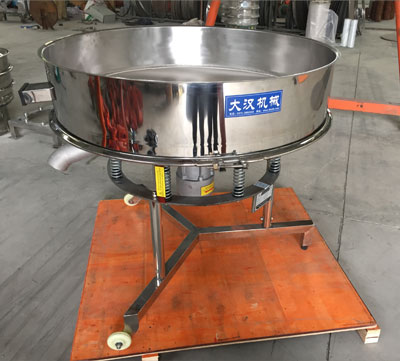 高頻篩不同於普通麻豆免费版免费下载的在於該產品使用的是，高頻振動電機：振動頻次快，振動的幅度較小，所以對於漿液的過濾篩分有一定的優勢。