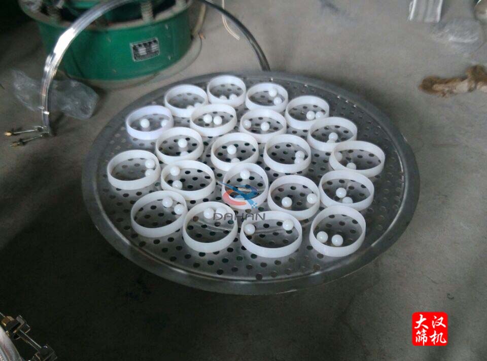 圓麻豆免费版免费下载衝孔板上放彈跳球